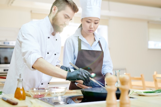 Knappe chef-kok koken