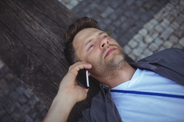 Knappe directeur die op mobiele telefoon spreekt