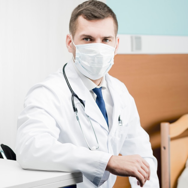 Foto knappe dokter in masker