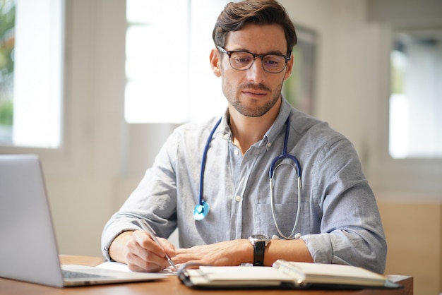 Knappe dokter op kantoor