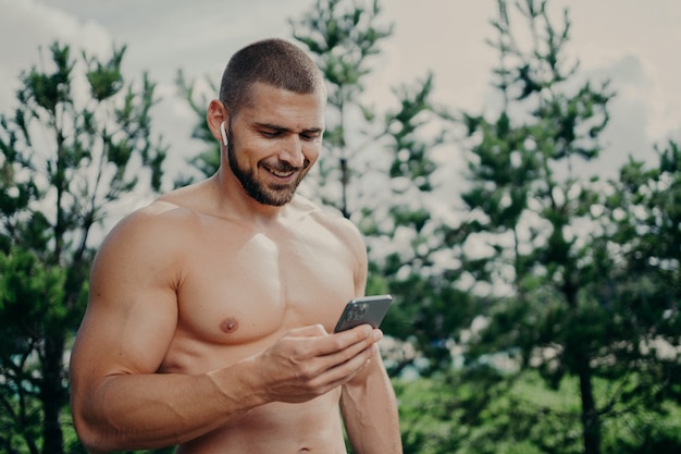 Knappe gespierde man met naakte torso buiten fitnesstraining