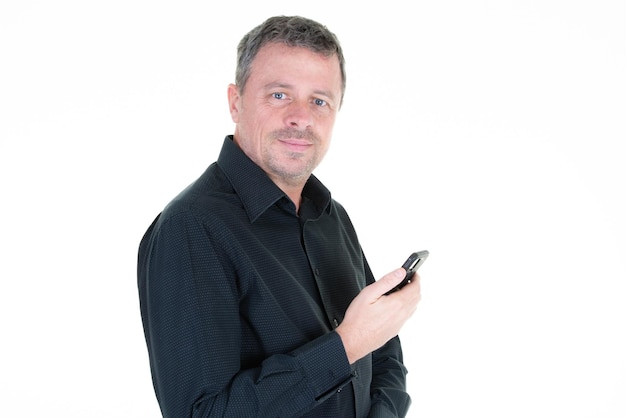 Knappe Glimlachende man met behulp van smartphone mobiele telefoon geïsoleerd op witte achtergrond