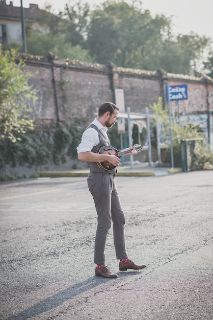 Knappe grote snor hipster man mandoline spelen