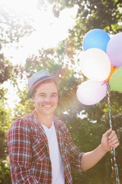 Knappe hipster bedrijf ballonnen