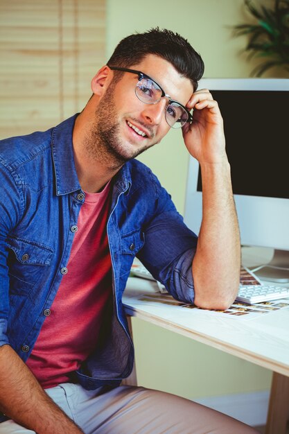 Knappe hipster die bij bureau werkt