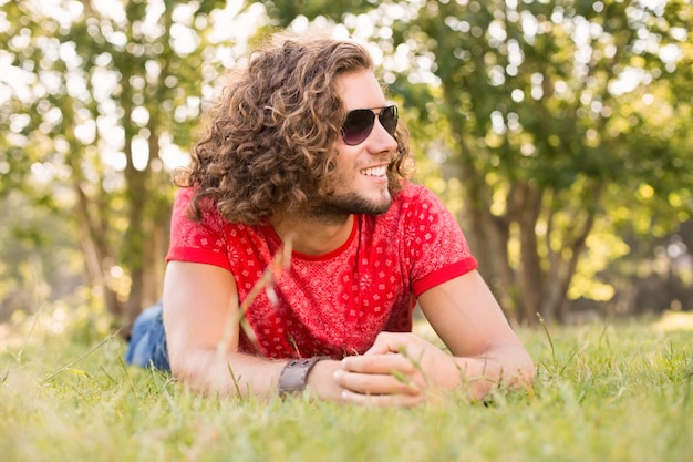 Knappe hipster in het park