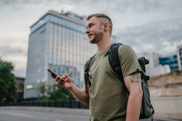 Foto knappe hipster man die op straat loopt