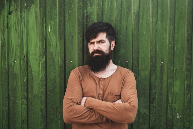 Knappe hipster man met baard serieuze man die naar de camera kijkt