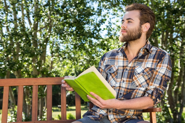 Knappe hipster ontspannen in het park