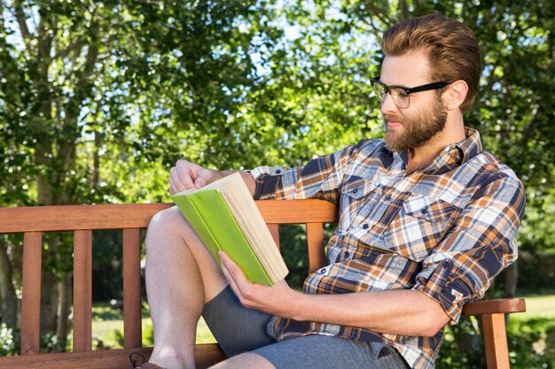 Knappe hipsterlezing in het park