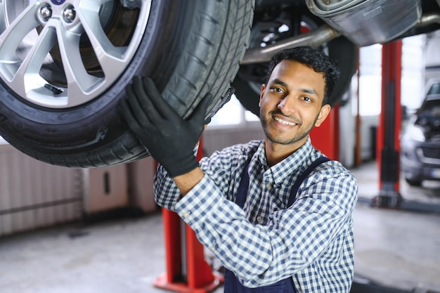 Knappe Indiase automonteur bij autoservice