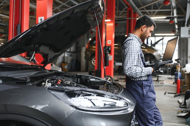 Knappe Indiase automonteur bij autoservice