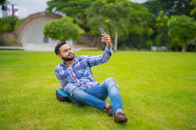 Knappe Indiase Man In Park Liggen Op Gras En Selfie Nemen