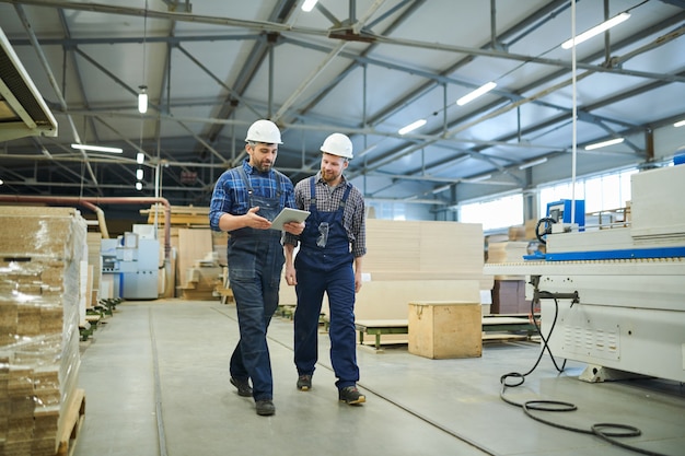 Knappe ingenieurs die nieuw project in beweging bespreken