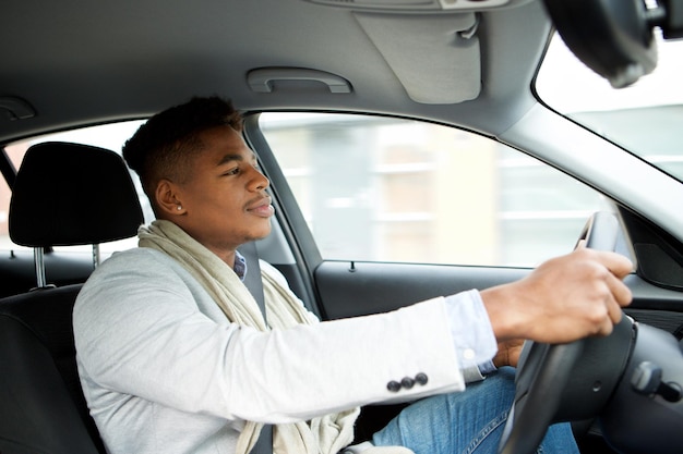 knappe jonge Afro-Amerikaanse man die een auto rijdt