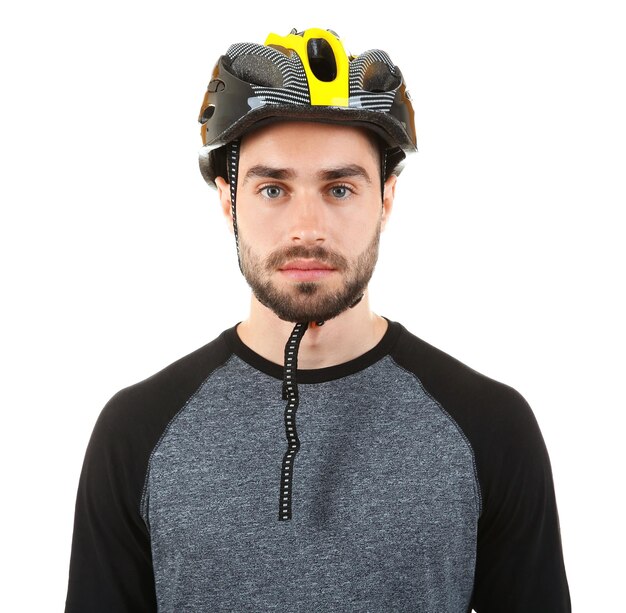 Foto knappe jonge fietser met helm op witte achtergrond