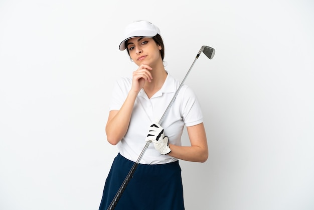 Knappe jonge golfer speler vrouw geïsoleerd op een witte muur denken