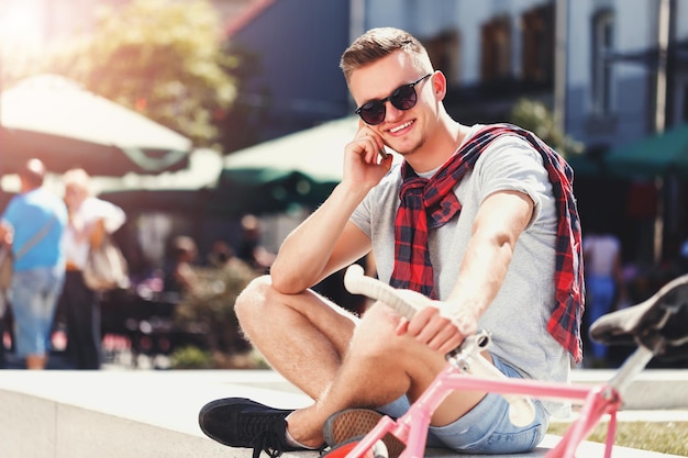 Knappe jonge hipster man in zonnebril