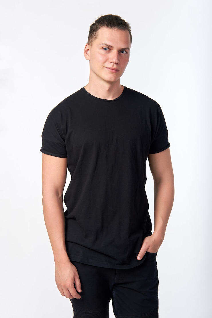 Foto knappe jonge lachende man draagt een zwart katoenen t-shirt met korte mouwen en zwarte jeans poseren.