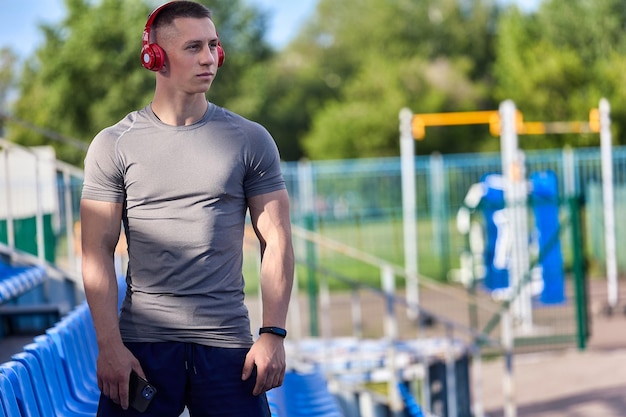 Knappe jonge man kwam naar het sportveld voor training