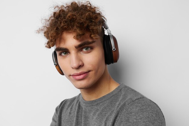 Knappe jonge man luisteren naar muziek in koptelefoon emoties geïsoleerde achtergrond