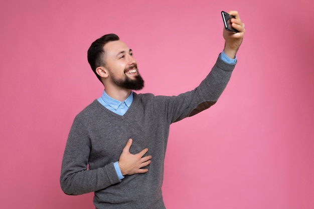 Knappe jonge man met casual stijlvolle kleding staan