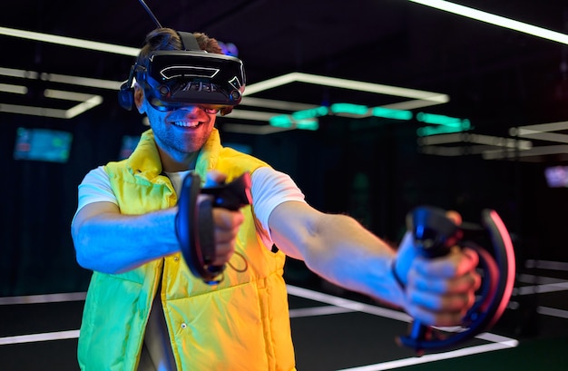 Knappe jonge man met een bril van virtual reality. VR, games, entertainment, toekomstig technologieconcept.