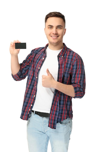 Knappe jonge man met visitekaartje op witte achtergrond