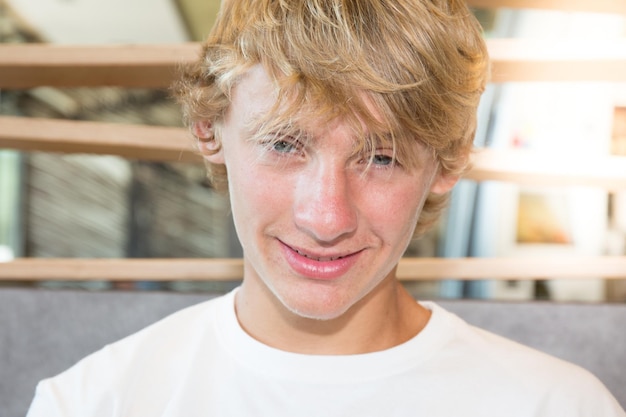 Foto knappe jonge man zittend op de bank