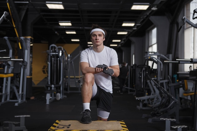 Knappe jonge mannelijke atleet rust na functionele training workout