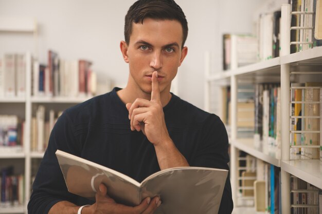 Knappe jonge mensenlezing bij de bibliotheek