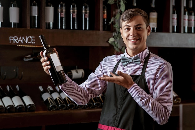 Knappe jonge sommelier bij de wijnwinkel