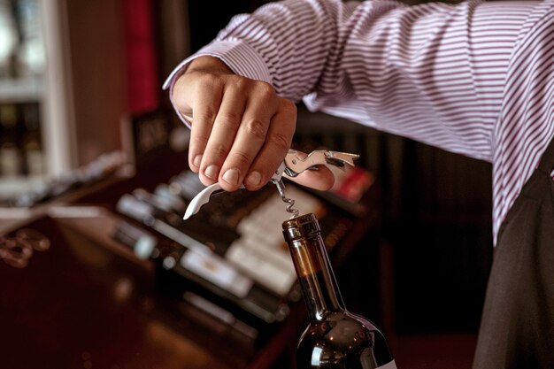 Knappe jonge sommelier bij de wijnwinkel