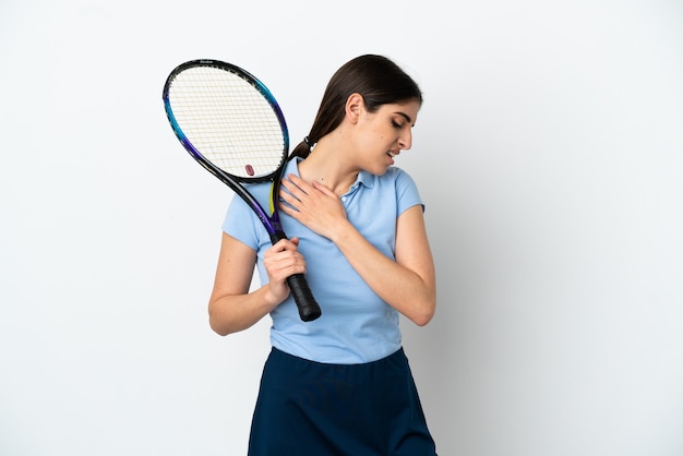 Knappe jonge tennisser blanke vrouw geïsoleerd op een witte achtergrond die lijdt aan pijn in de schouder omdat ze moeite heeft gedaan