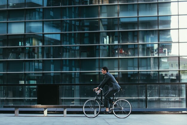 Knappe jonge zakenman met zijn moderne fiets.