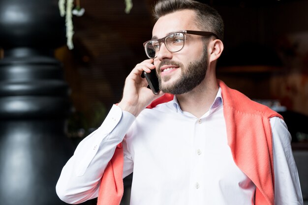 Knappe jonge zakenman op telefoon