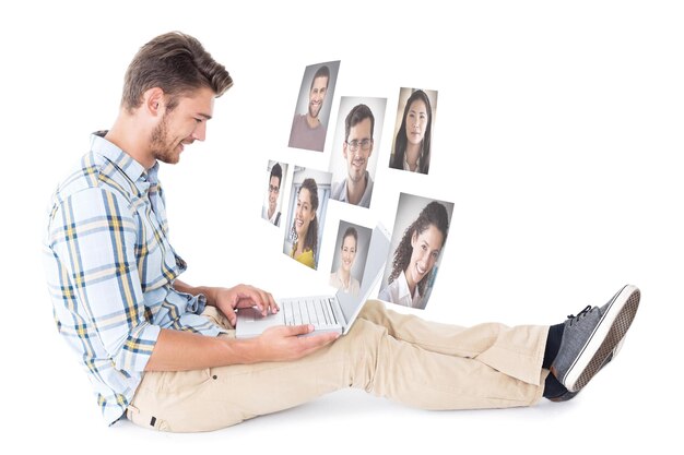 Foto knappe jongeman die laptop gebruikt tegen profielfoto's