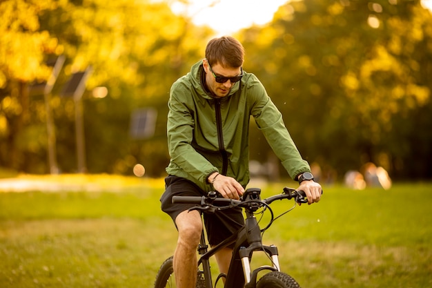 Knappe jongeman ebike rijden in het park