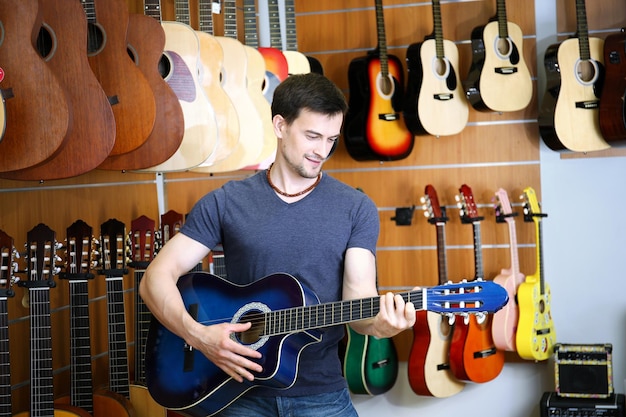 Knappe jongeman in muziekwinkel