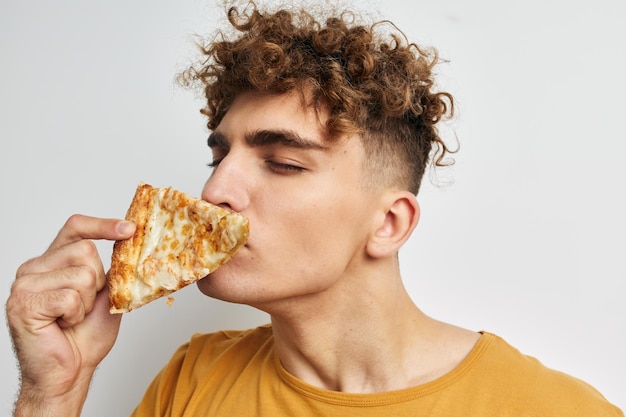 Knappe jongeman pizza snack fastfood levensstijl ongewijzigd