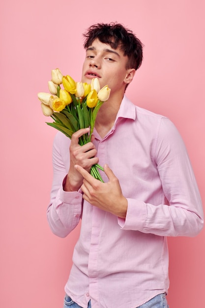 Knappe jongen Boeket van gele bloemen romantiek poseren mode Lifestyle ongewijzigd