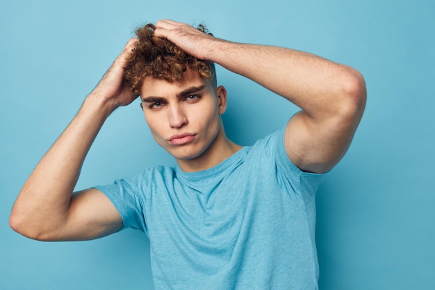 Knappe jongen in blauwe t-shirts met een opgepompt lichaam geïsoleerde achtergrond