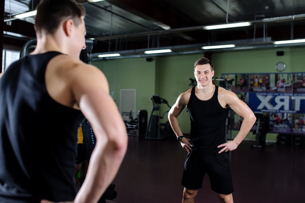 Knappe jongen in een sportschool