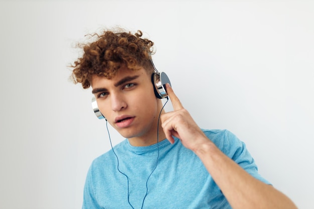 Knappe jongen in koptelefoon muziek emoties levensstijl ongewijzigd