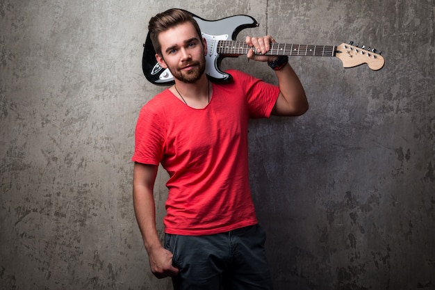 Knappe jongen met elektrische gitaar