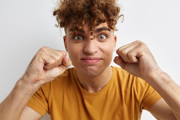 Knappe jongen mode vrijetijdskleding moderne stijl geïsoleerde achtergrond