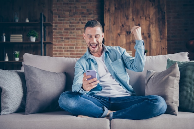 knappe jongen thuis blijven quarantaine tijd telefoon vasthouden