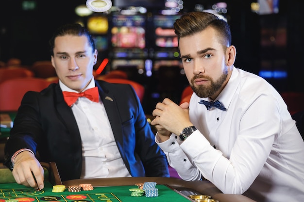 Knappe jongens spelen roulette in het casino