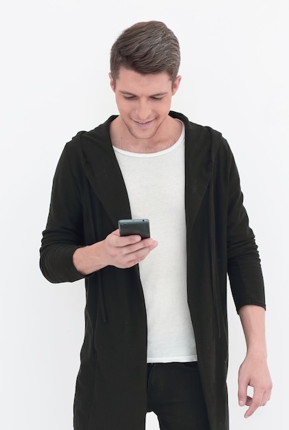 Knappe kerel die sms op smartphone leest