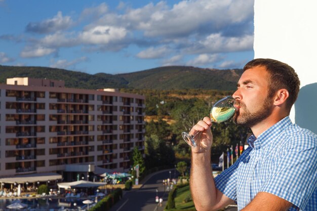 Knappe kerel die zich op balkon bevindt